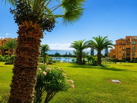 3-bedroom ground-floor apartment right on the beach in La Duquesa