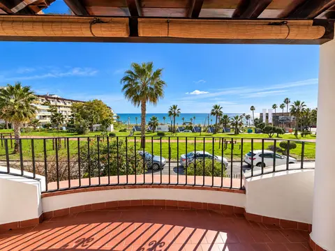 3-bedroom detached villa right on the beach in La Duquesa